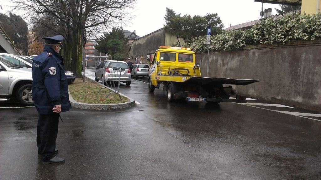 Saronno, 2 auto in divieto: parcheggio del Municipio bloccato per un’ora