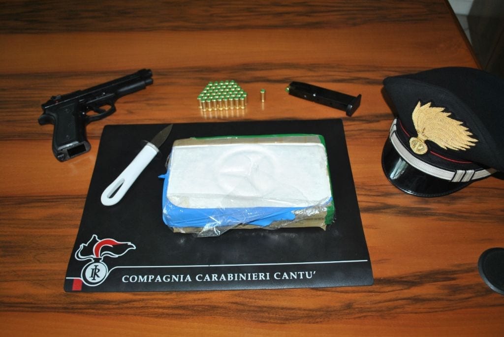 Speronano i carabinieri in autostrada per “salvare” 300 mila euro di cocaina