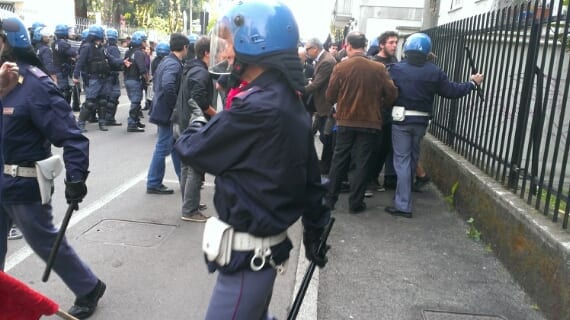 Tafferugli al 25 aprile: scontri tra manifestanti e celerini