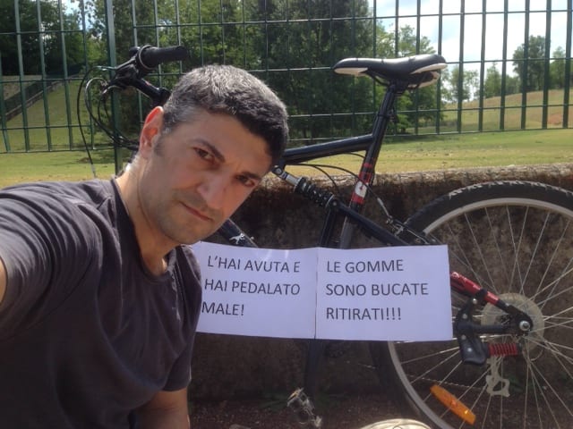 Biciclette “anti-Porro” al Giro: “Hai pedalato male, ritirati”
