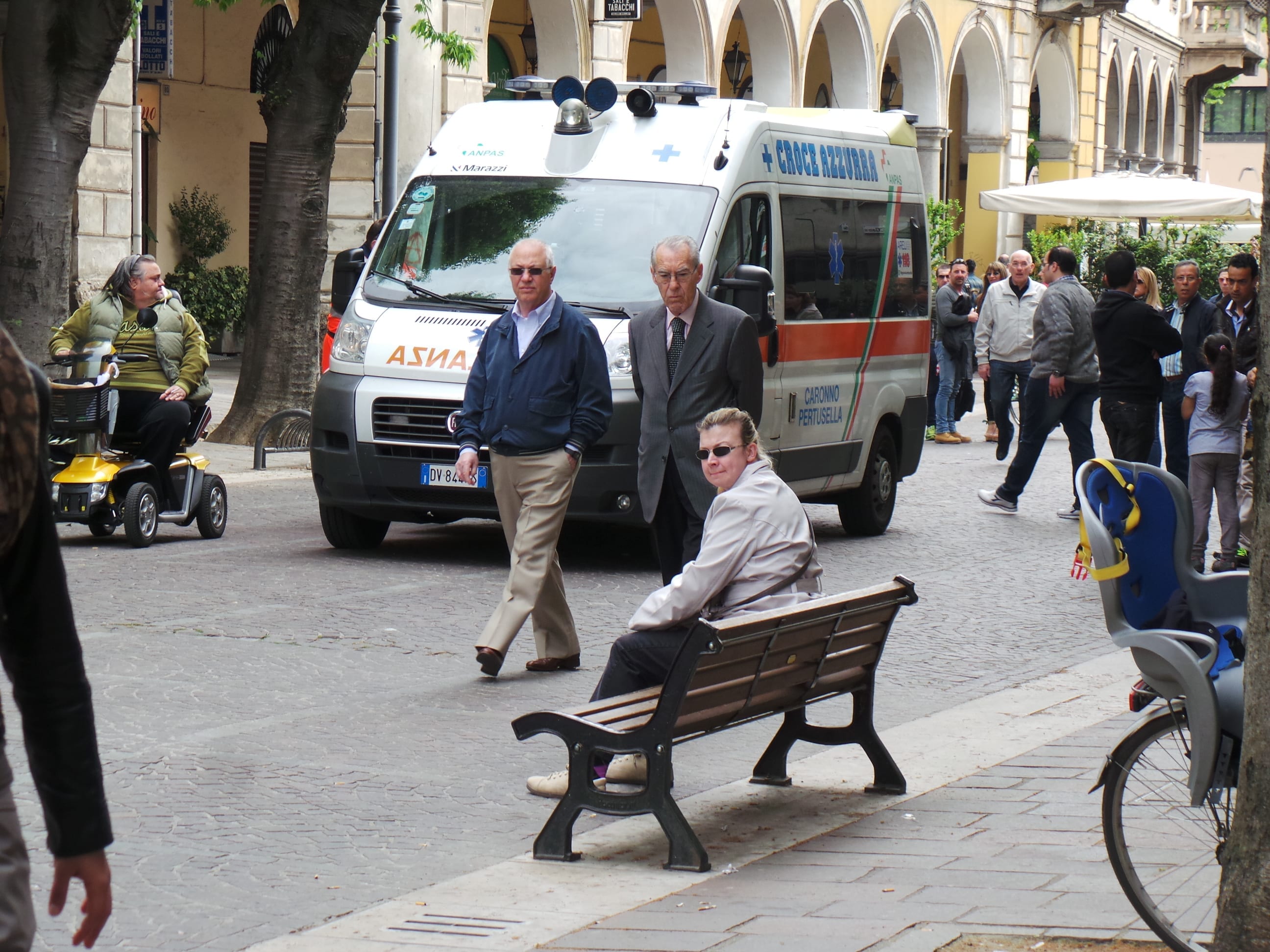 Donna si mette a urlare in corso Italia a Saronno: soccorsa dall’ambulanza