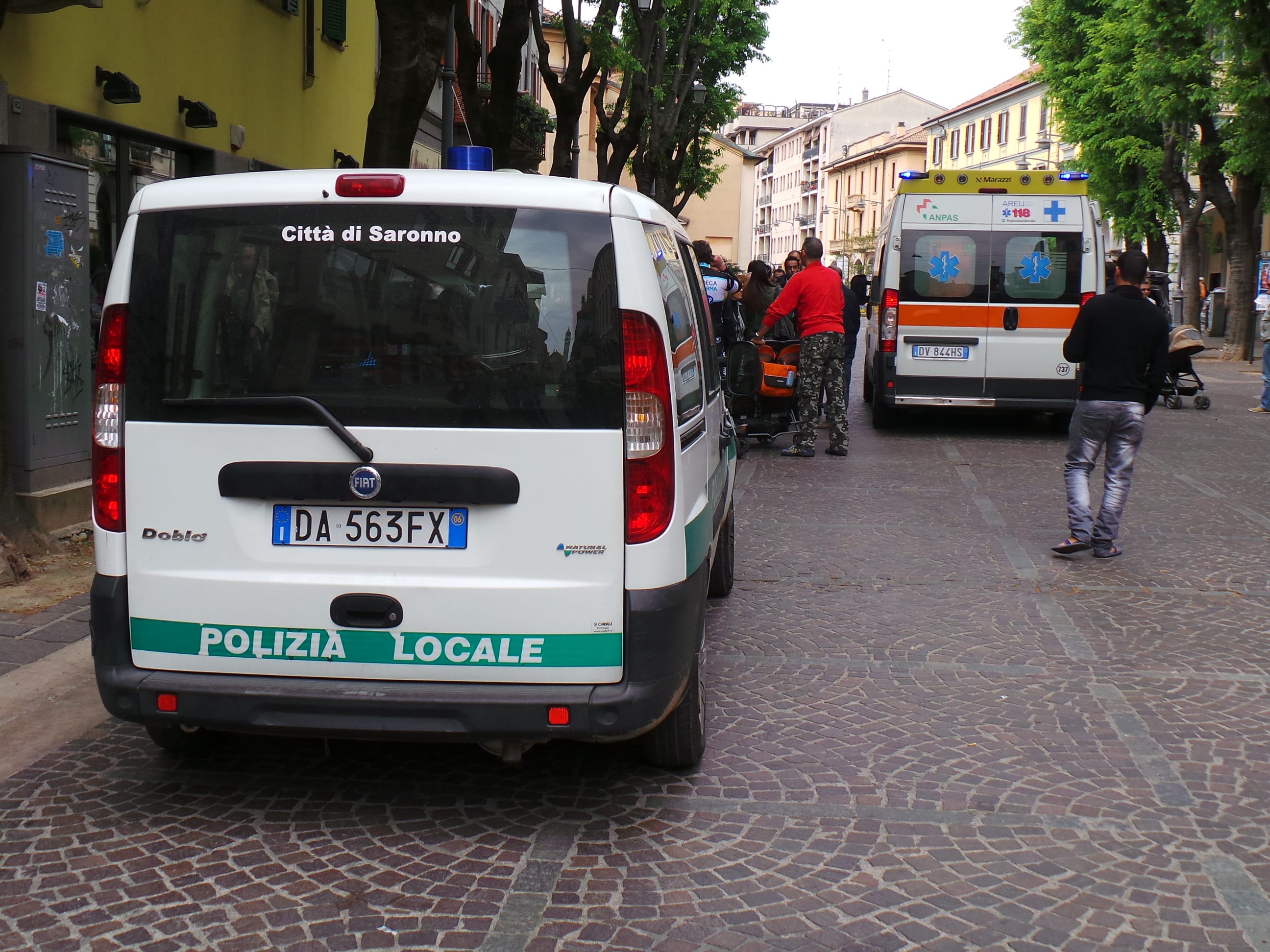 Saronno, lite durante lo shopping del sabato: ambulanza e polizia locale in corso Italia
