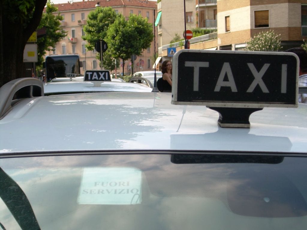 Potature in via General Cantore… occupano la corsia taxi: la comunicazione del Comune