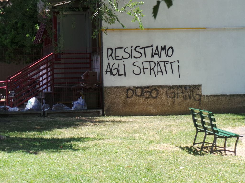 Luciano Silighini va a pulire i graffiti