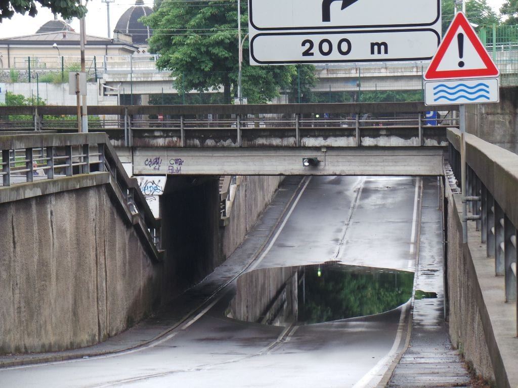 Via Milano chiusa: acqua stagnante nel sottopasso