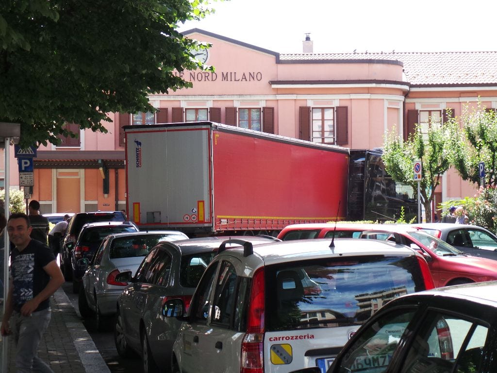 Piazza Cadorna: camion incastrato, autista multato