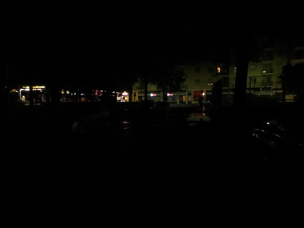Piazza Tricolore: dalle luci accese di giorno, al buio assoluto di notte