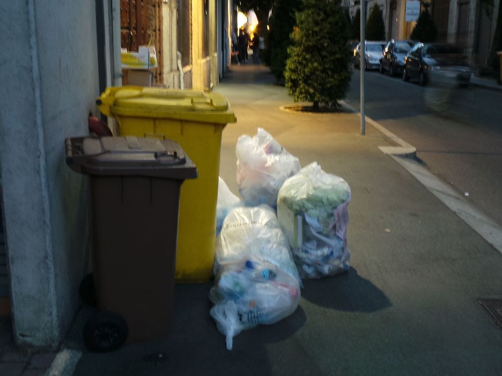 Sciopero raccolta rifiuti: i sacchi restano esposti