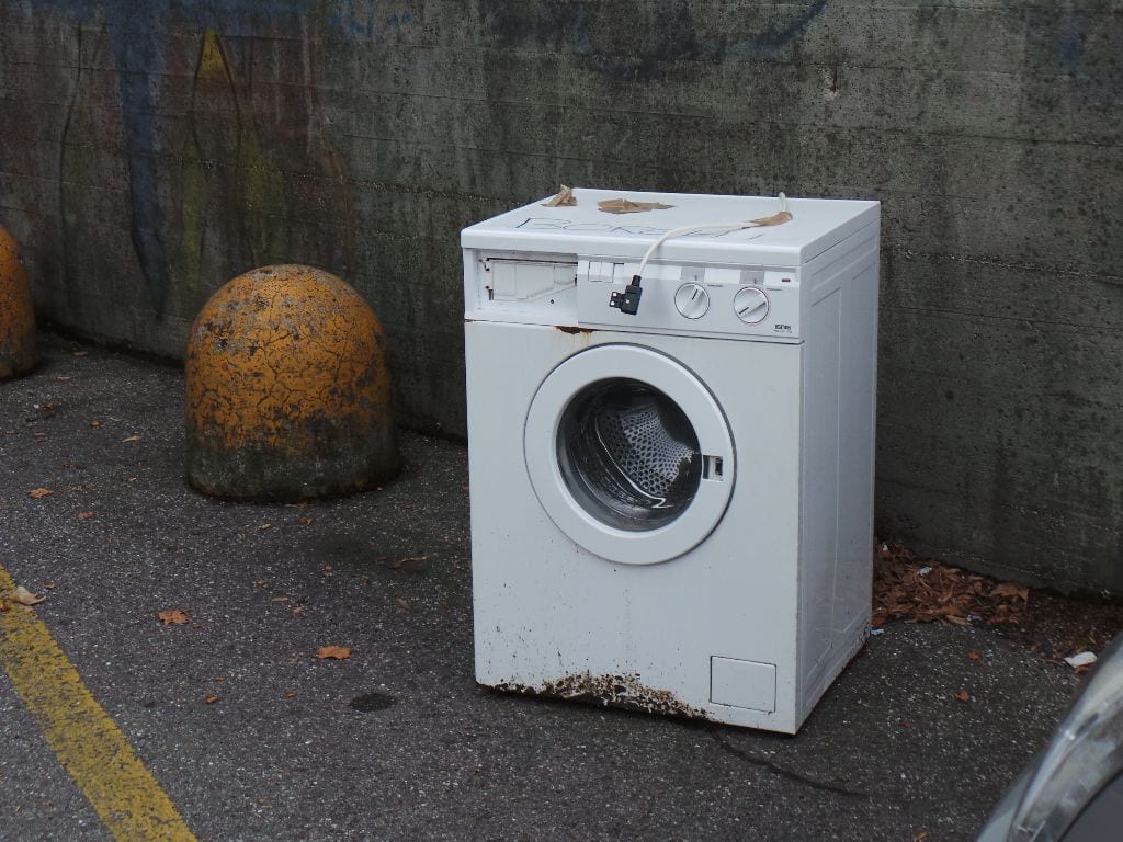 Invece dei panni sporchi… una lavatrice in piazza