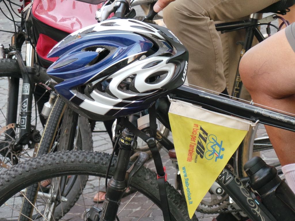 “Targa la tua bici”: la Fiab attende i ciclisti in piazza Portici