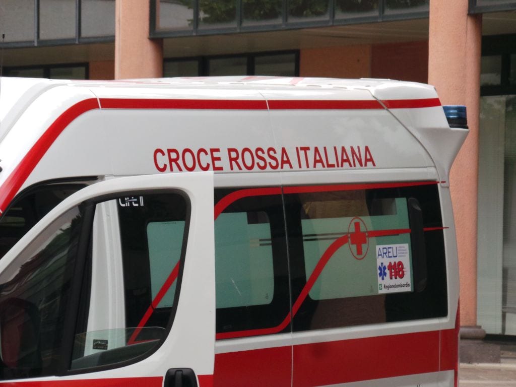 Completamente ubriaco in corso Italia “salvato” dalla Croce rossa