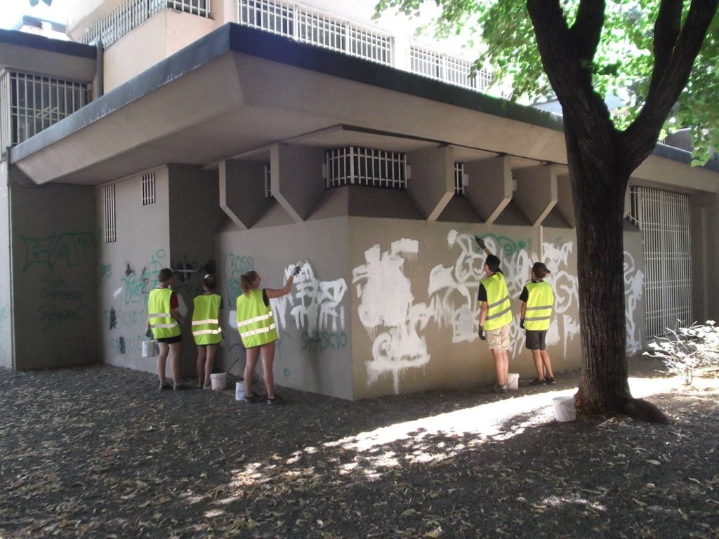 I vandali sporcano… i giovani del Campus puliscono