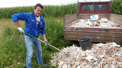 Taglia sugli sporcaccioni: il sindaco offre una teglia di lasagne
