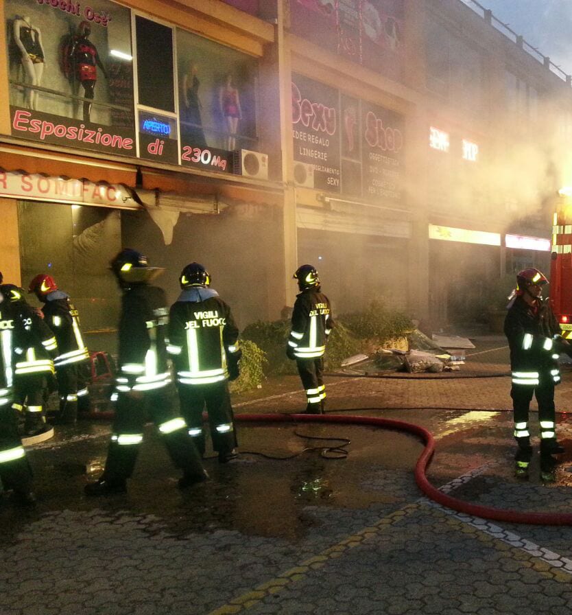 I pompieri di Saronno in prima linea per spegnere il maxi incendio di Mozzate