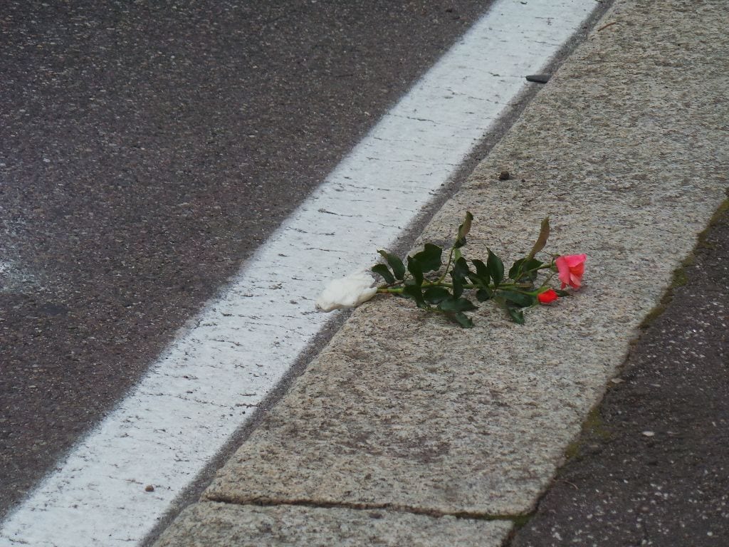 Un fiore per piangere la scomparsa della 23enne Viktoriia