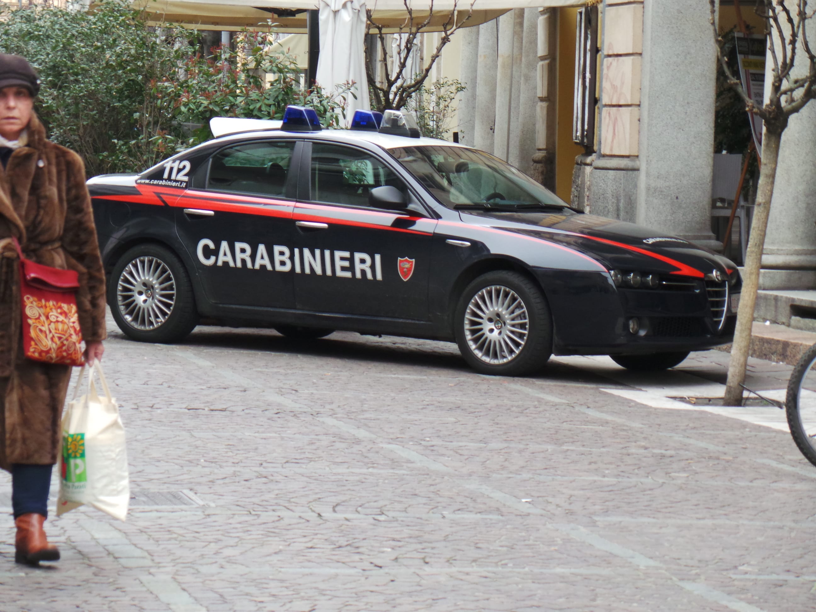 Evade nonostante i rimproveri di mamma: beccato dai carabinieri al bar