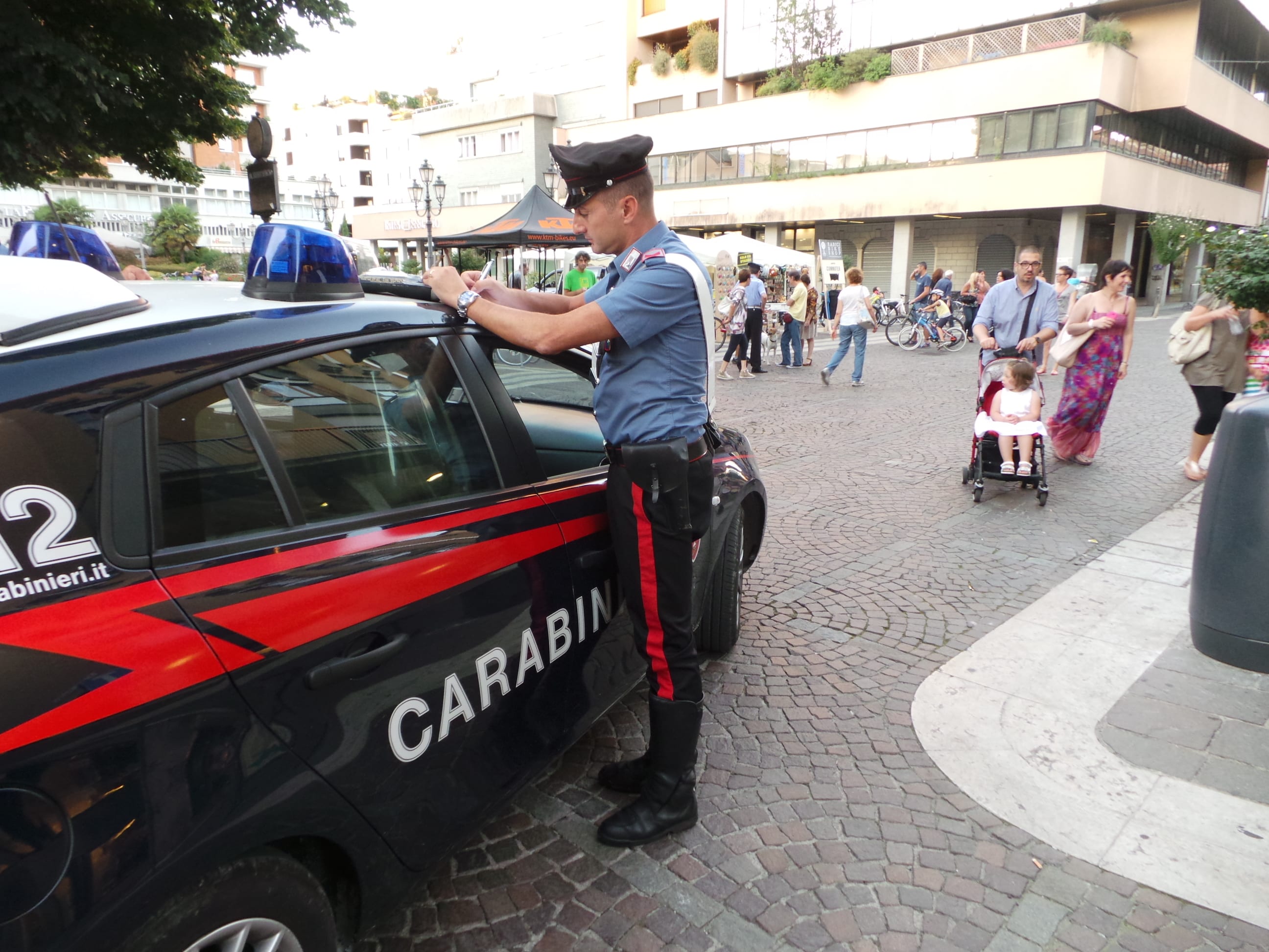 Apprezzamenti sgraditi alla passante, arrivano i carabinieri