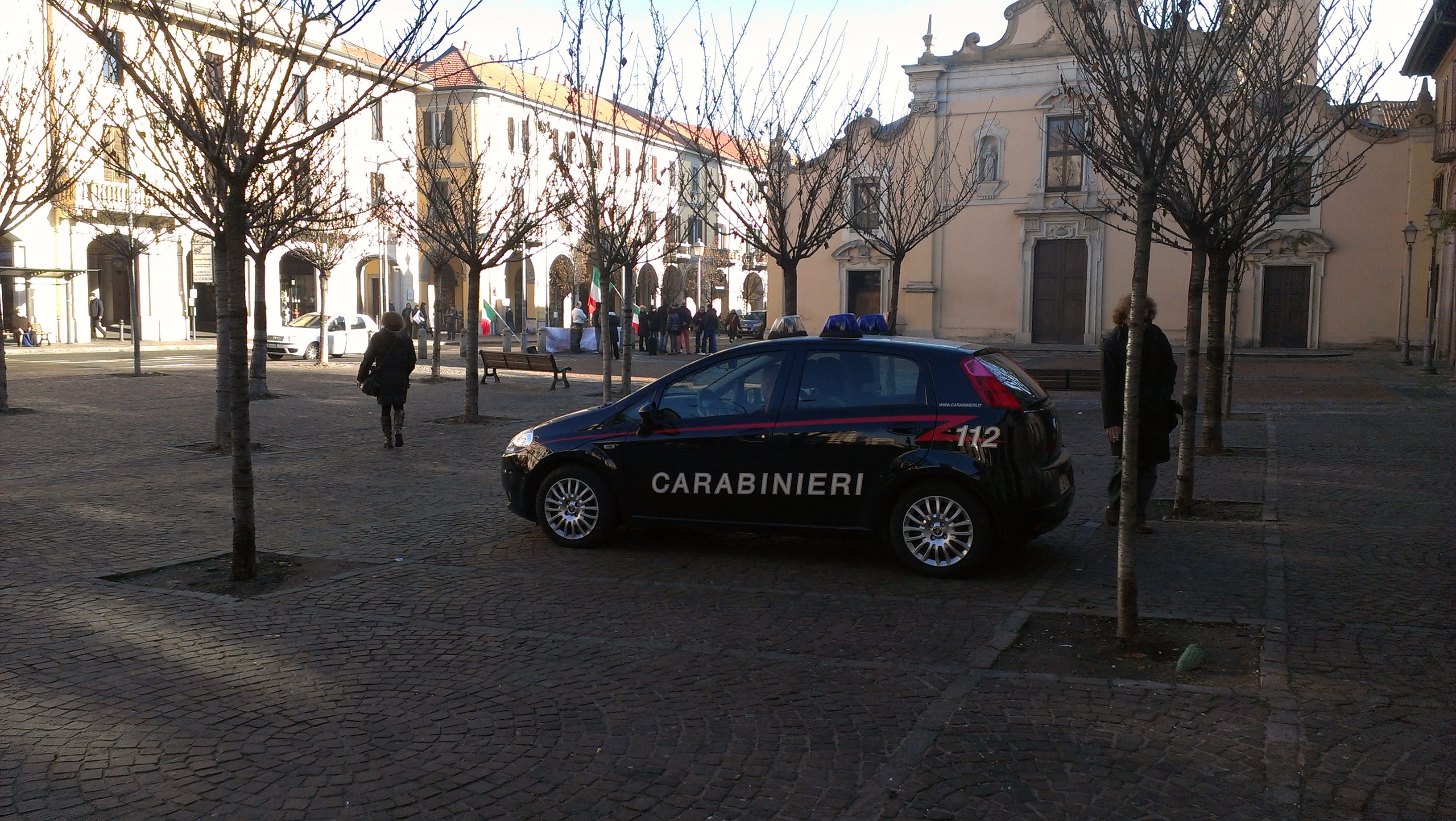 Lite in piazza San Francesco per il telefonino, arrivano i carabinieri