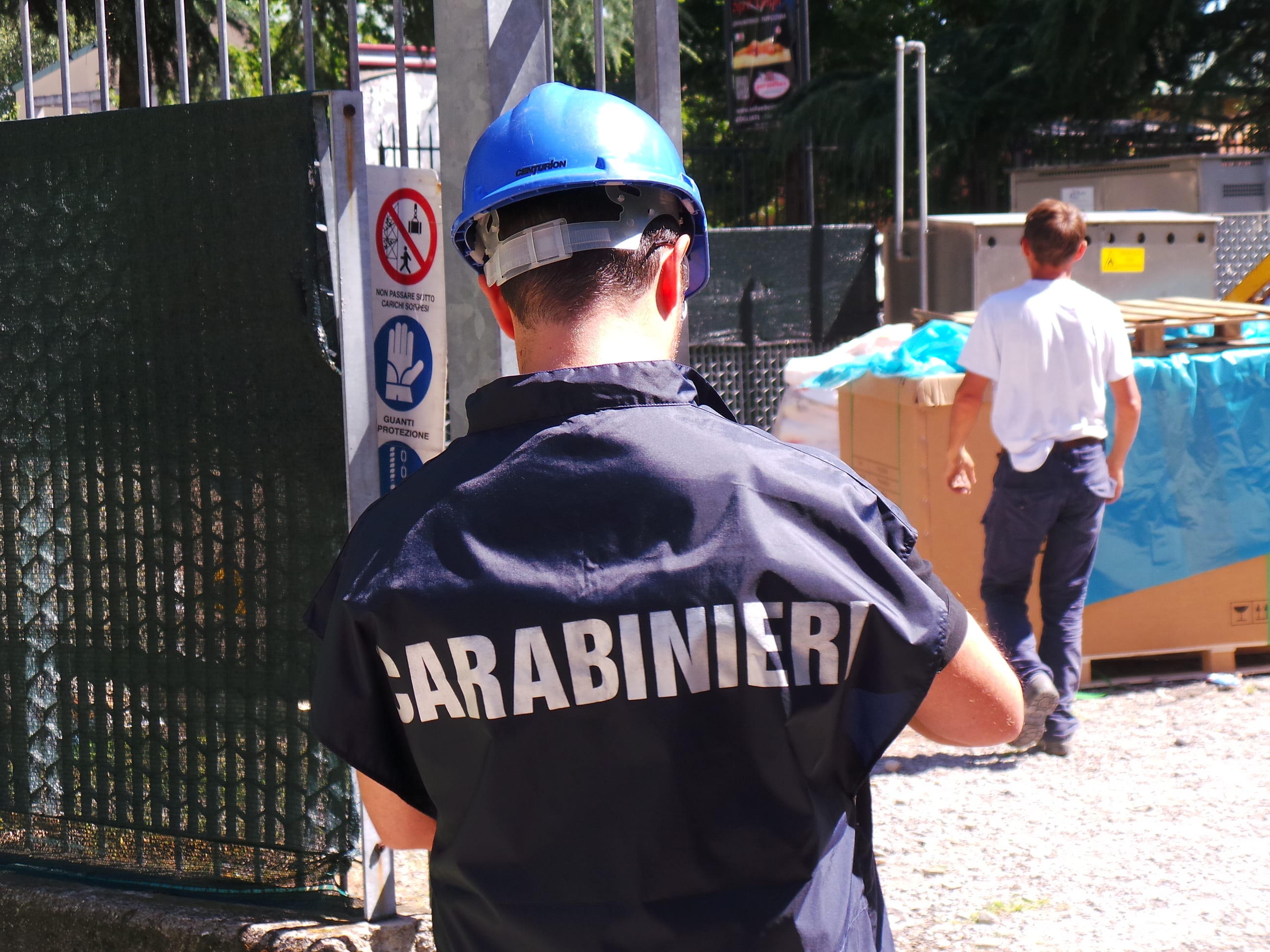 Spettacoli “abusivi”, i carabinieri mettono i sigilli al disco pub