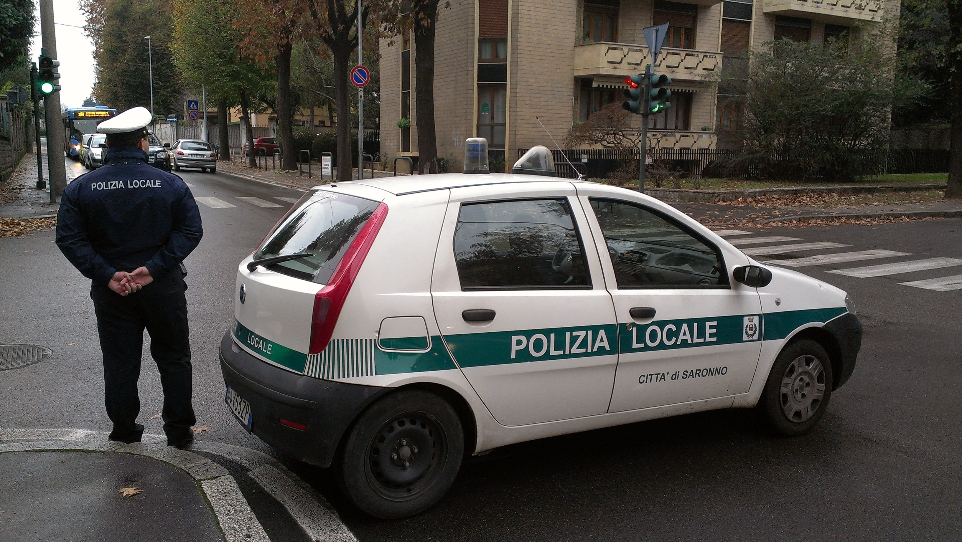 Polo contro Micra in via Milano: pensionato finisce all’ospedale