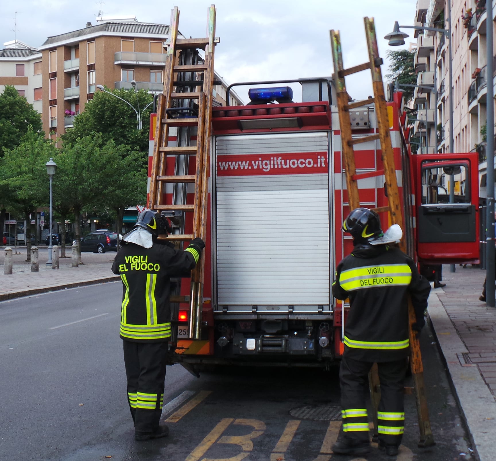 Gattino bloccato sul tetto a Cislago: lo salvano i pompieri