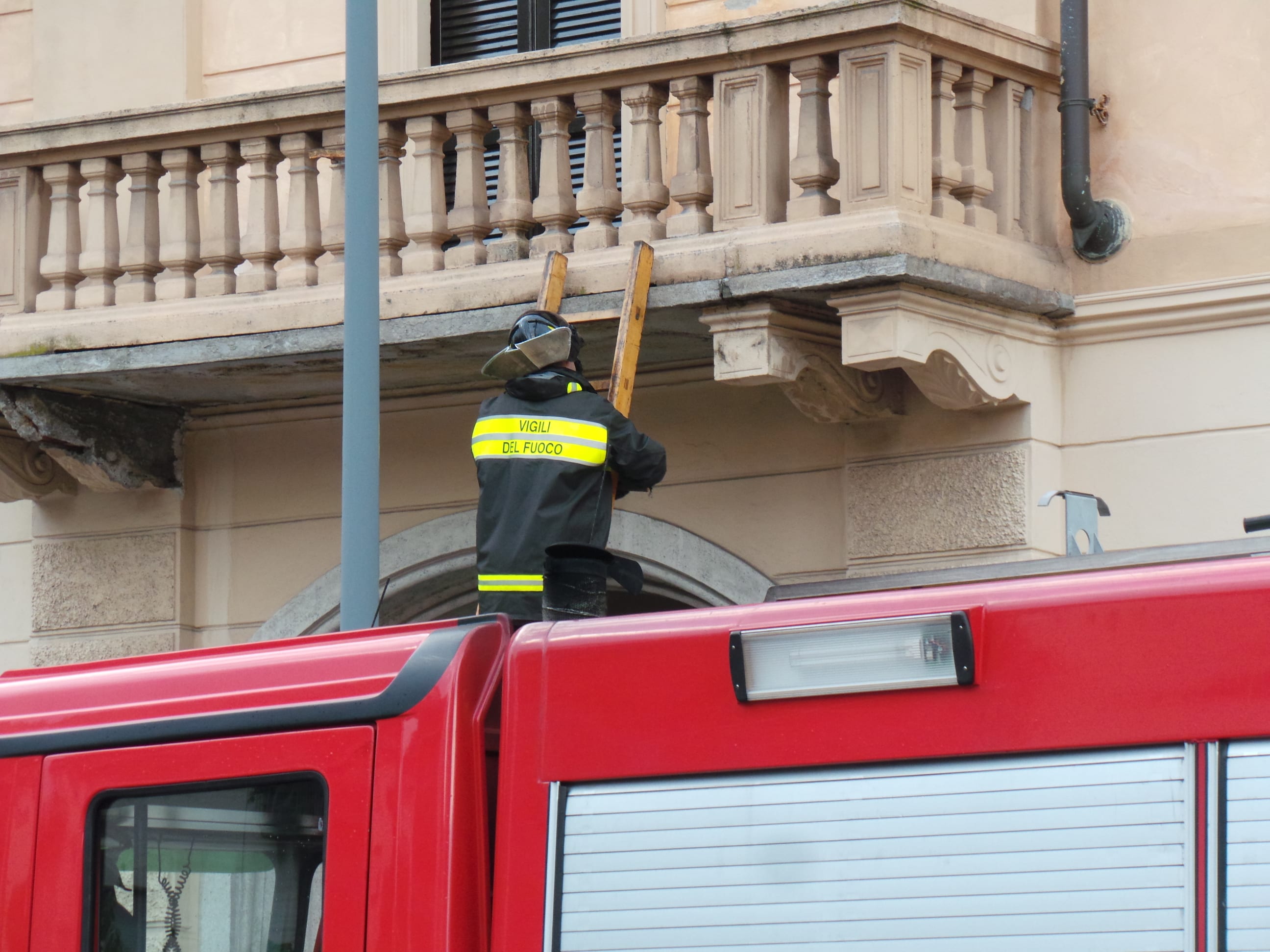Dal terzo al quinto piano scalando i balconi: pompieri all’opera