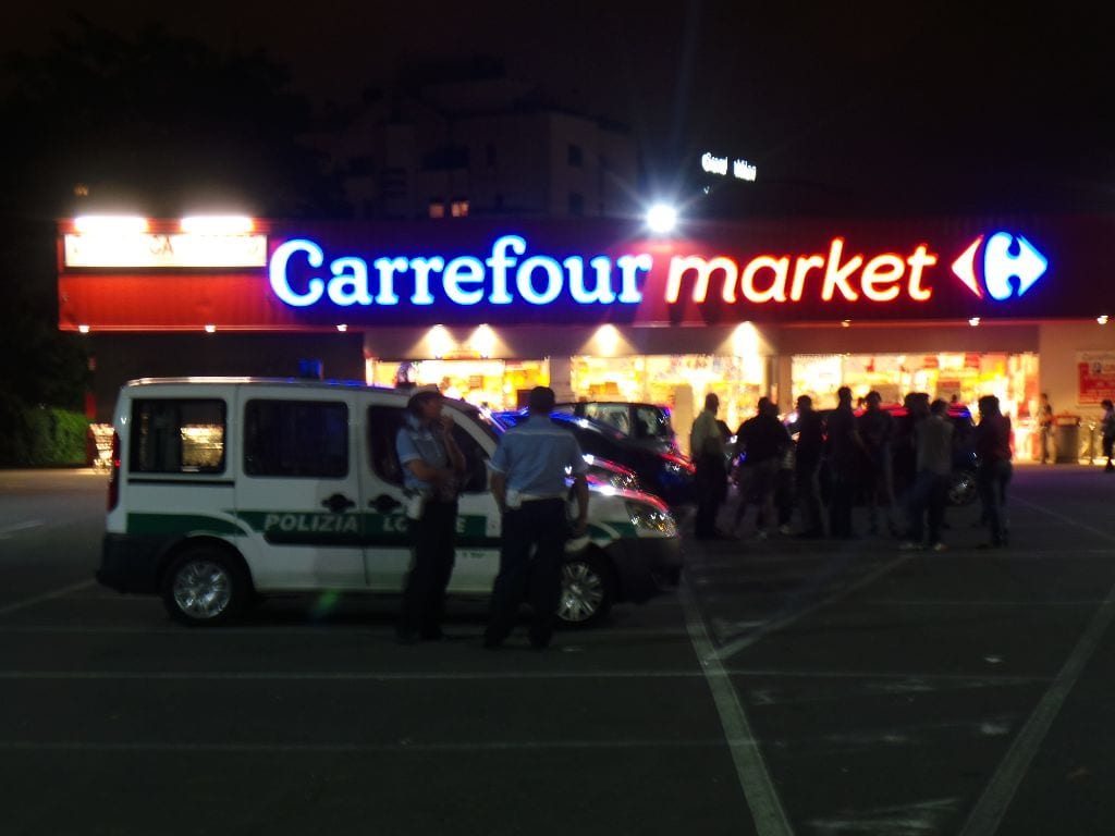 Parcheggio Carrefour: in retro “tampona” nonnina di passaggio