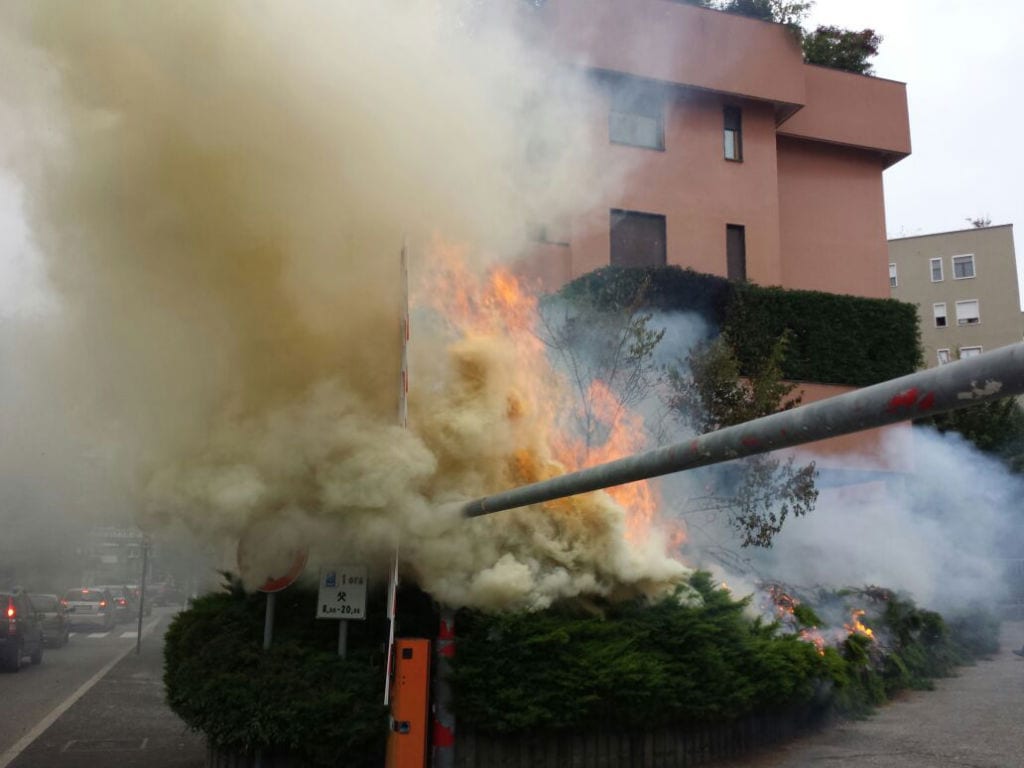 Incendio davanti all’ospedale: evacuato condominio