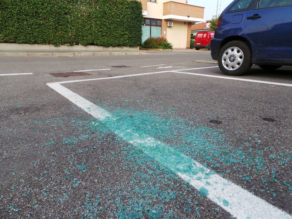 Nuovo blitz dei topi d’auto: ripulite 10 auto in via Amendola