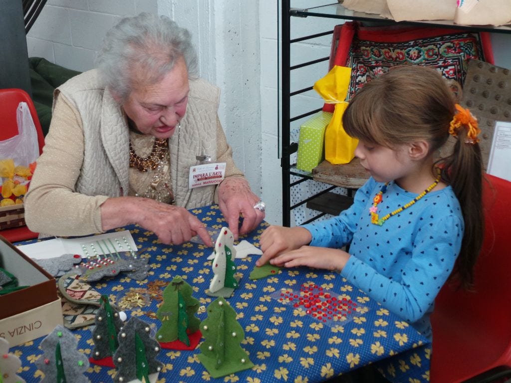Sgranare le pannocchie è l’arte dei nonni preferita dai bimbi