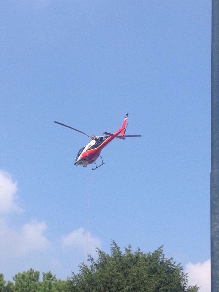 Il tetto della palestra del GB Grassi arriva… in elicottero