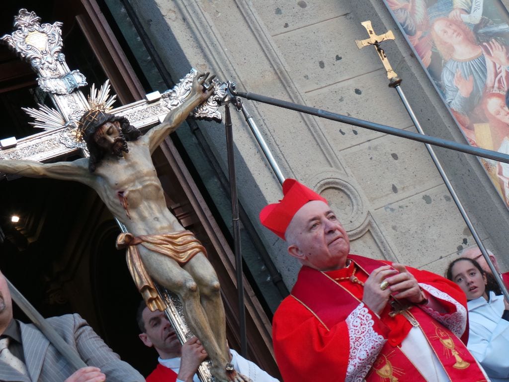 Il cardinal Tettamanzi: “Trasporto: una processione umile e grandiosa”