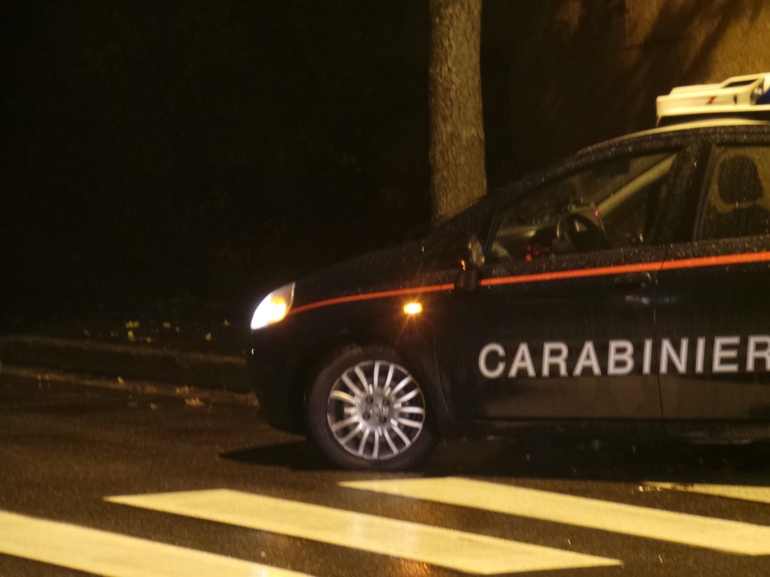 Auto in mezzo alla strada nel cuore della notte. Carabinieri chiariscono il mistero
