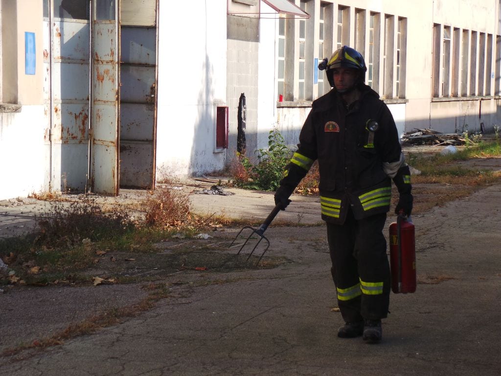 Ex Cantoni: pompieri al lavoro per domare per fiamme