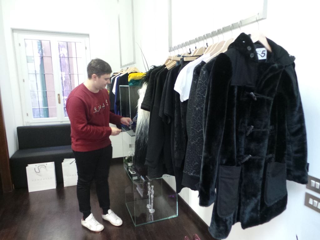 I giovani credono in Saronno: il 19enne Matteo apre il suo showroom