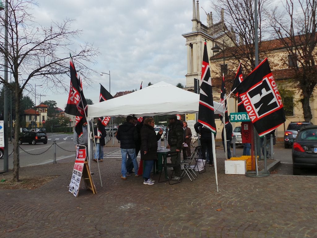 Forza Nuova in piazza San Francesco con pane e petizioni