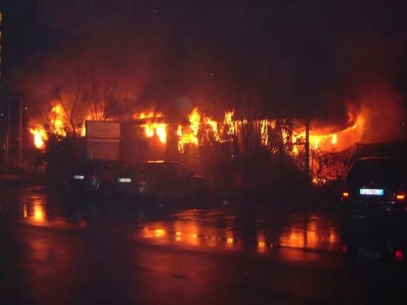 Incendio nelle aree dismesse in via Varese