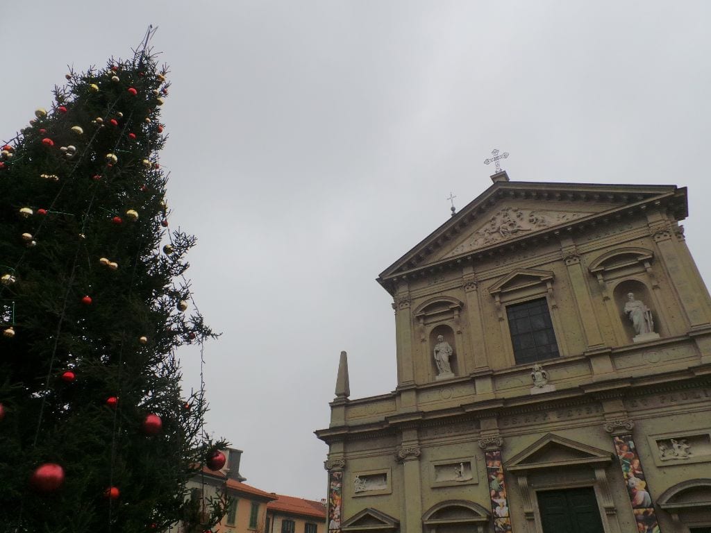 Saronno, Uzupis: “auguri sospesi” all’albero di Natale in piazza