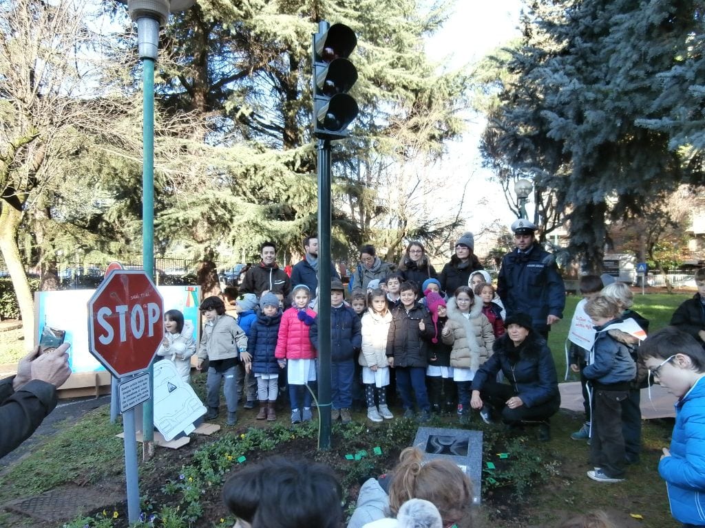 Con i vigili i bimbi festeggiano il centenario del semaforo