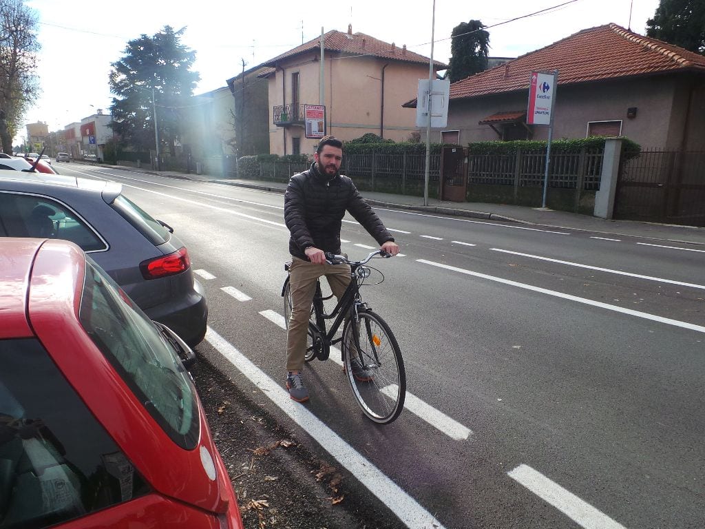Automobilista accoltellato in via Varese