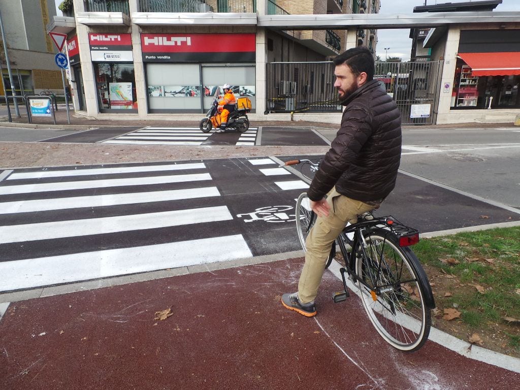 Auto contro bici: ciclista investito in via Varese