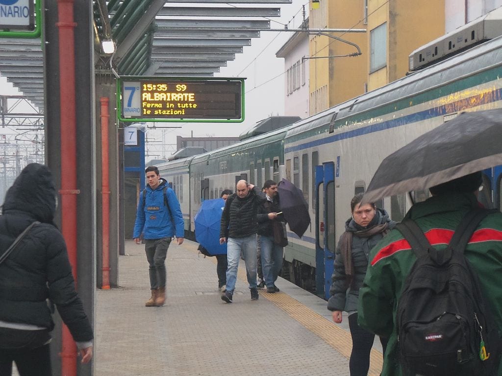 Treno rumoroso e rotto fermato alla stazione di Saronno