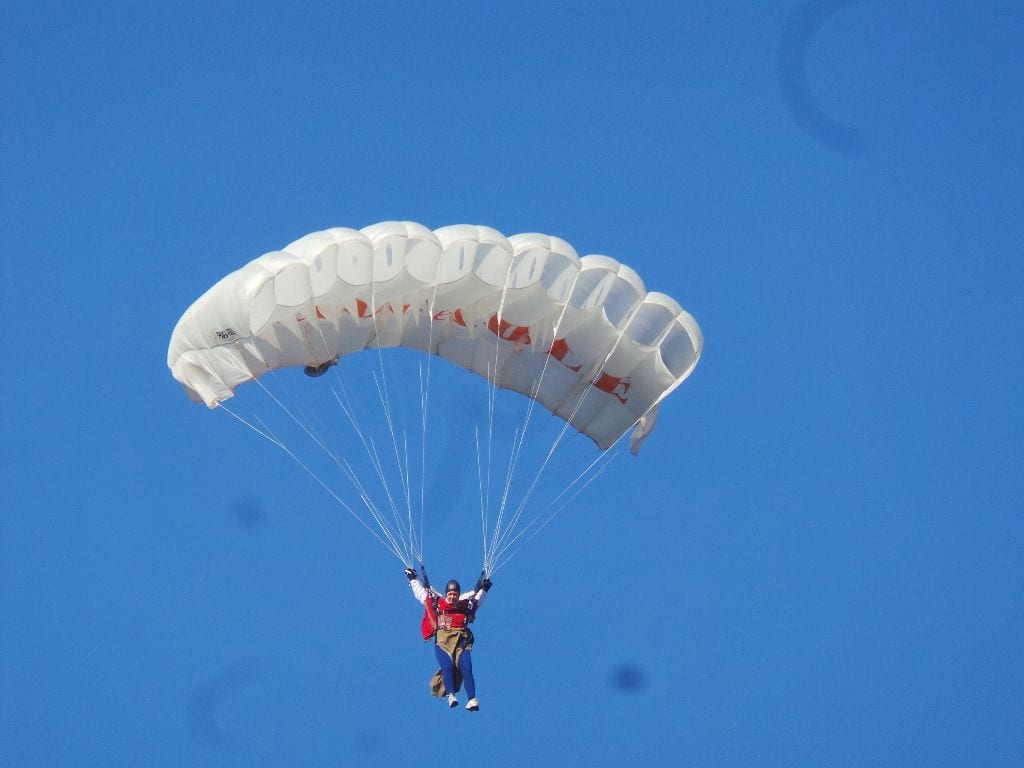 Befana sportiva: sui cieli di Saronno arriva in paracadute
