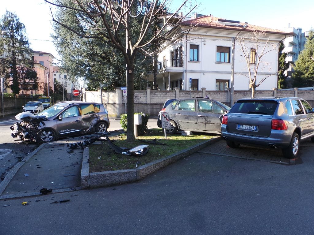 Incidente in via Visconti, automobilista contuso