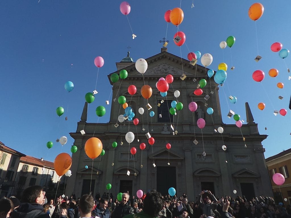Parrocchie: palloncini colorati per festeggiare la vita