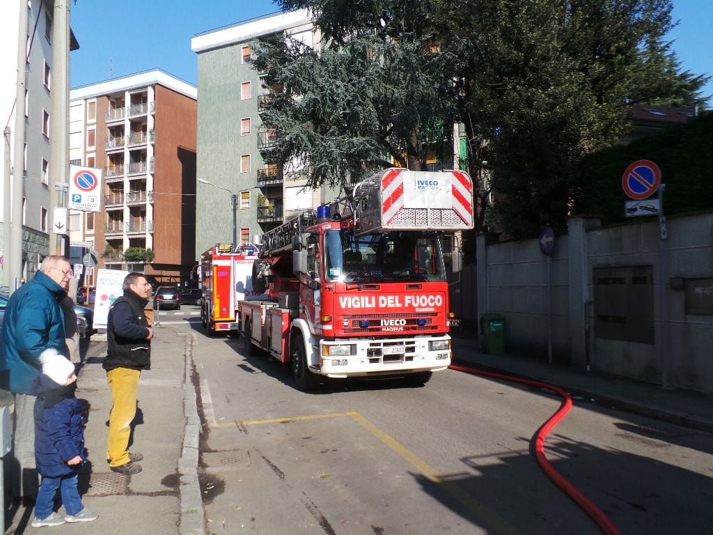 Via Stampa: fumo, fiamme e stabile evacuato