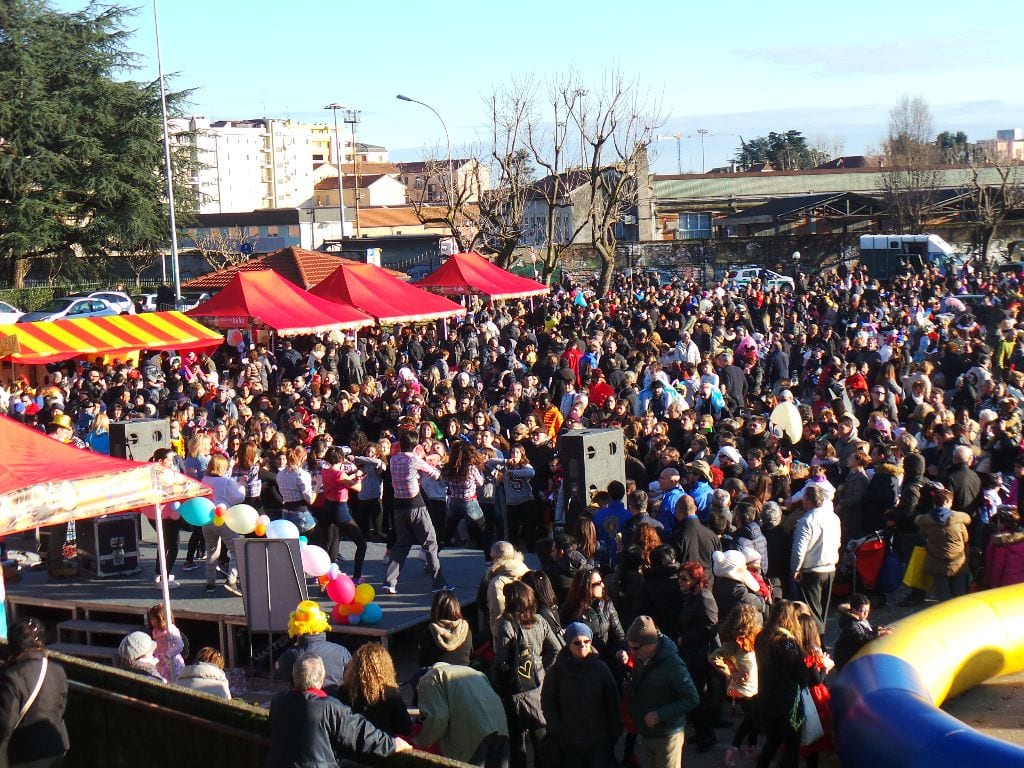Il Carnevale “posticipato” riempie piazza dei Mercanti e la città