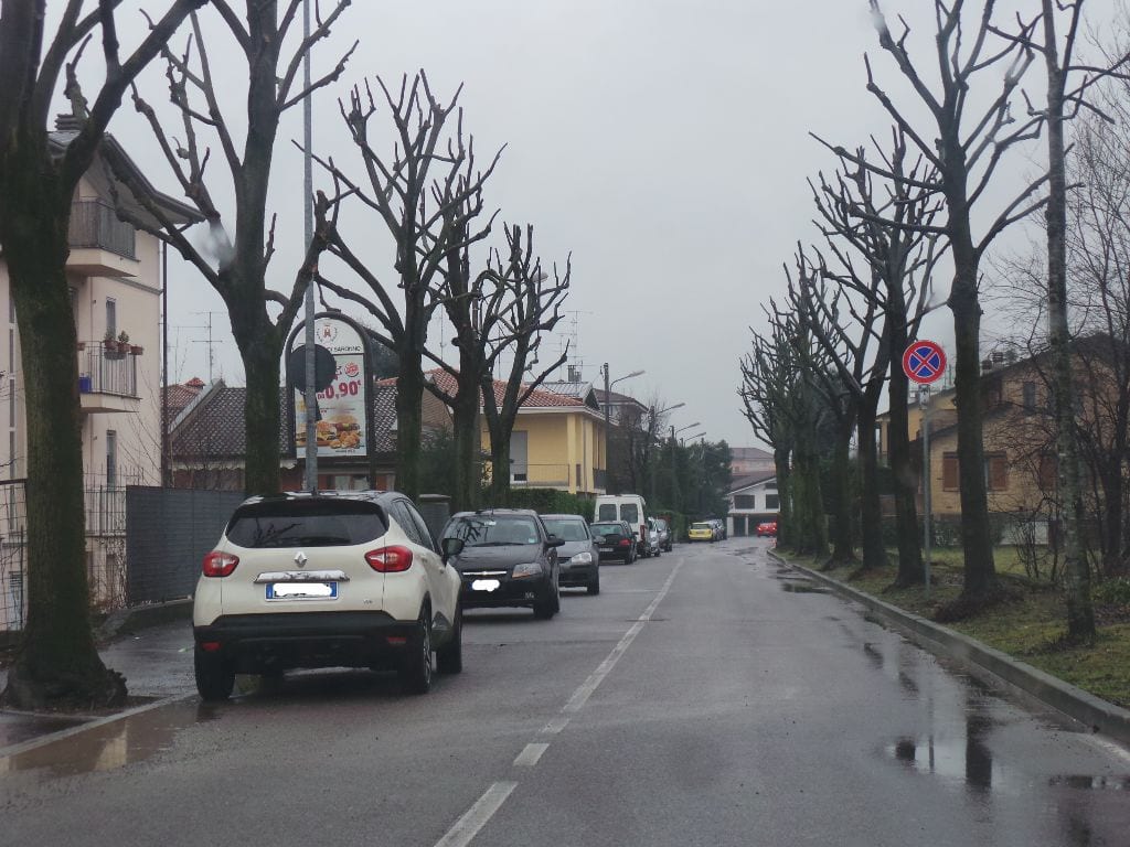 Via Ungaretti: abolita la sosta e il parcheggio, ora si può solo transitare