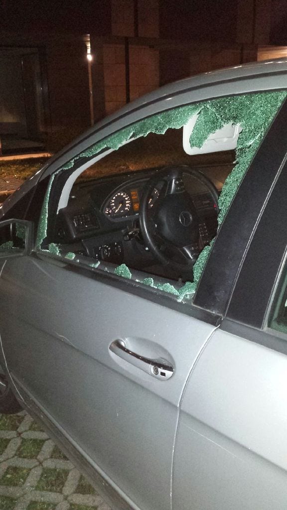 Raid in via Valletta: tante auto con i vetri rotti