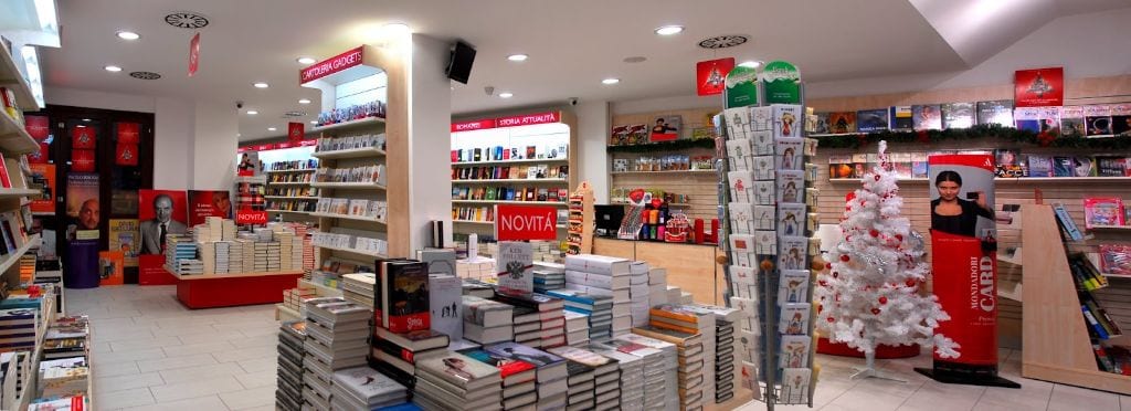 Aldo Germani firma il suo romanzo “Due case” alla Mondadori di Saronno